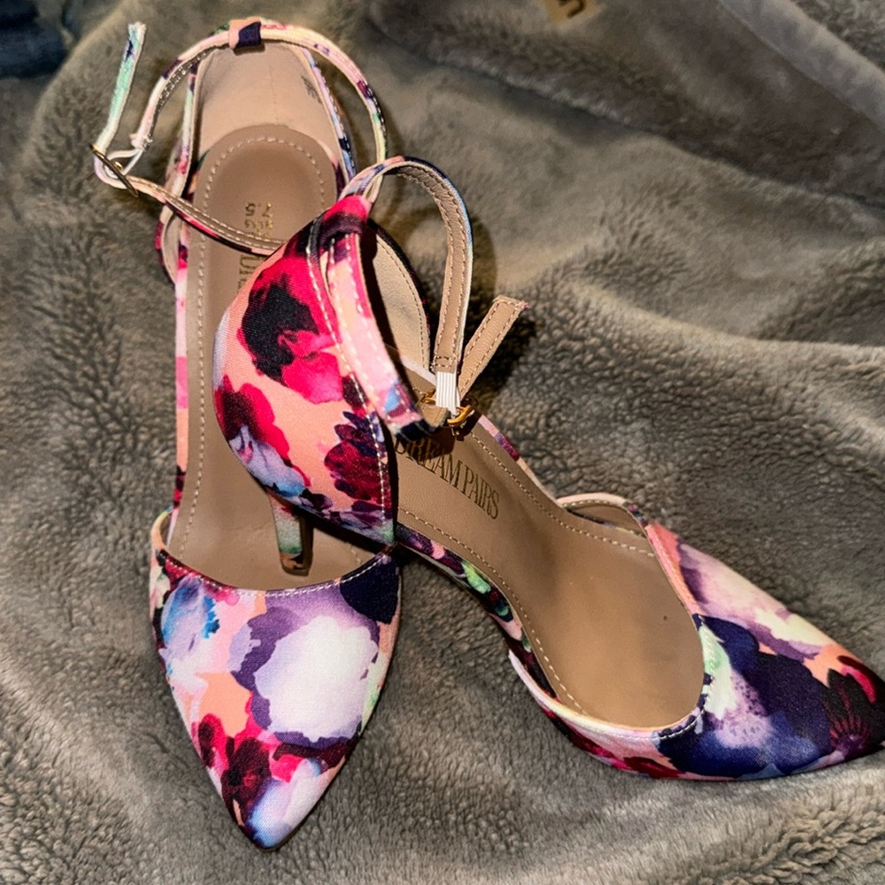 Never worn dreanpairs high heels 7.5
